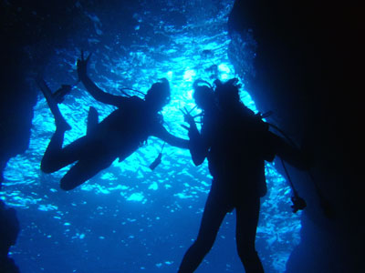 沖縄の青の洞窟では神秘的な青の世界に包まれる