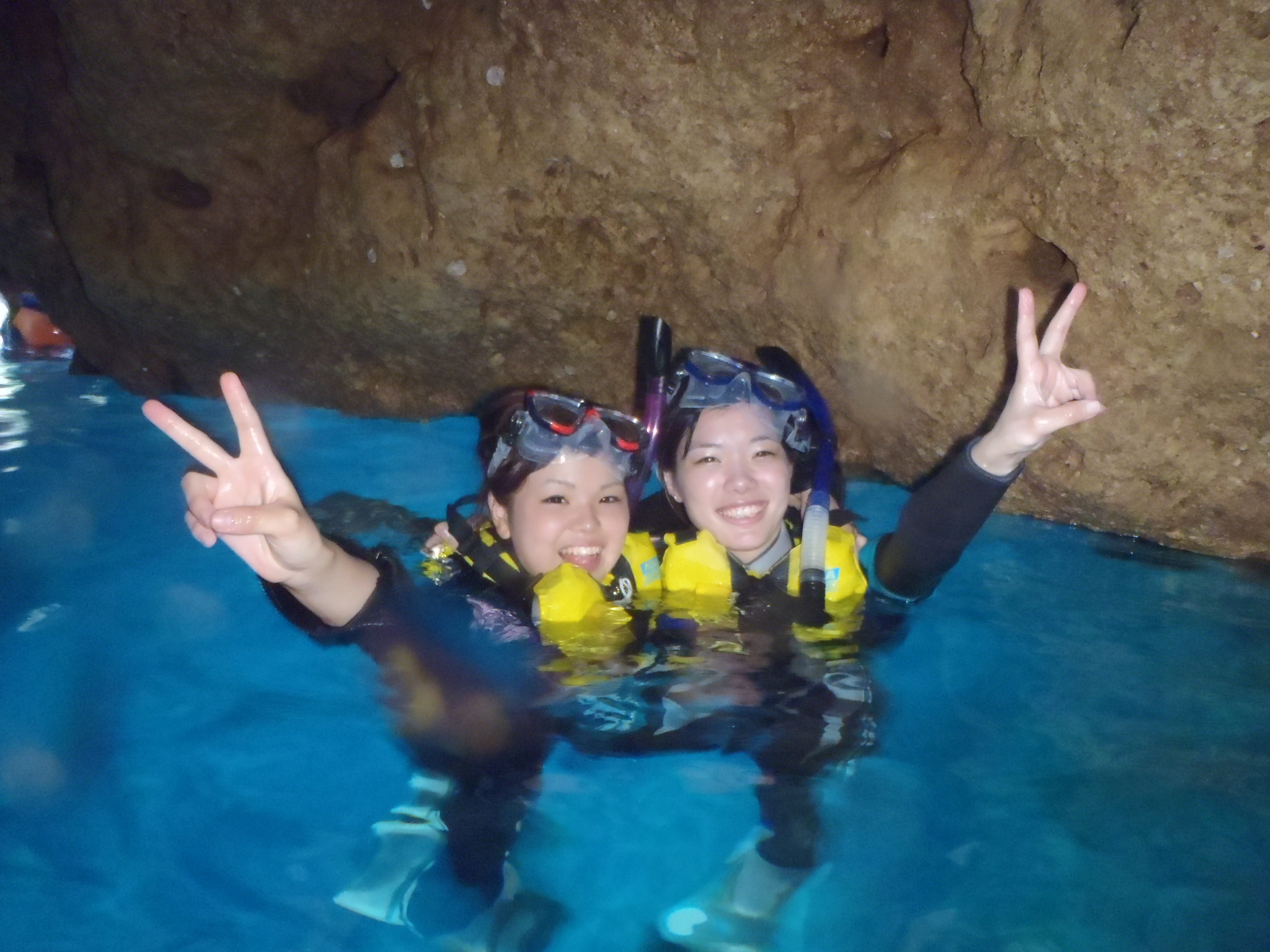 沖縄の青の洞窟でシュノーケリングツアーに友達と参加する