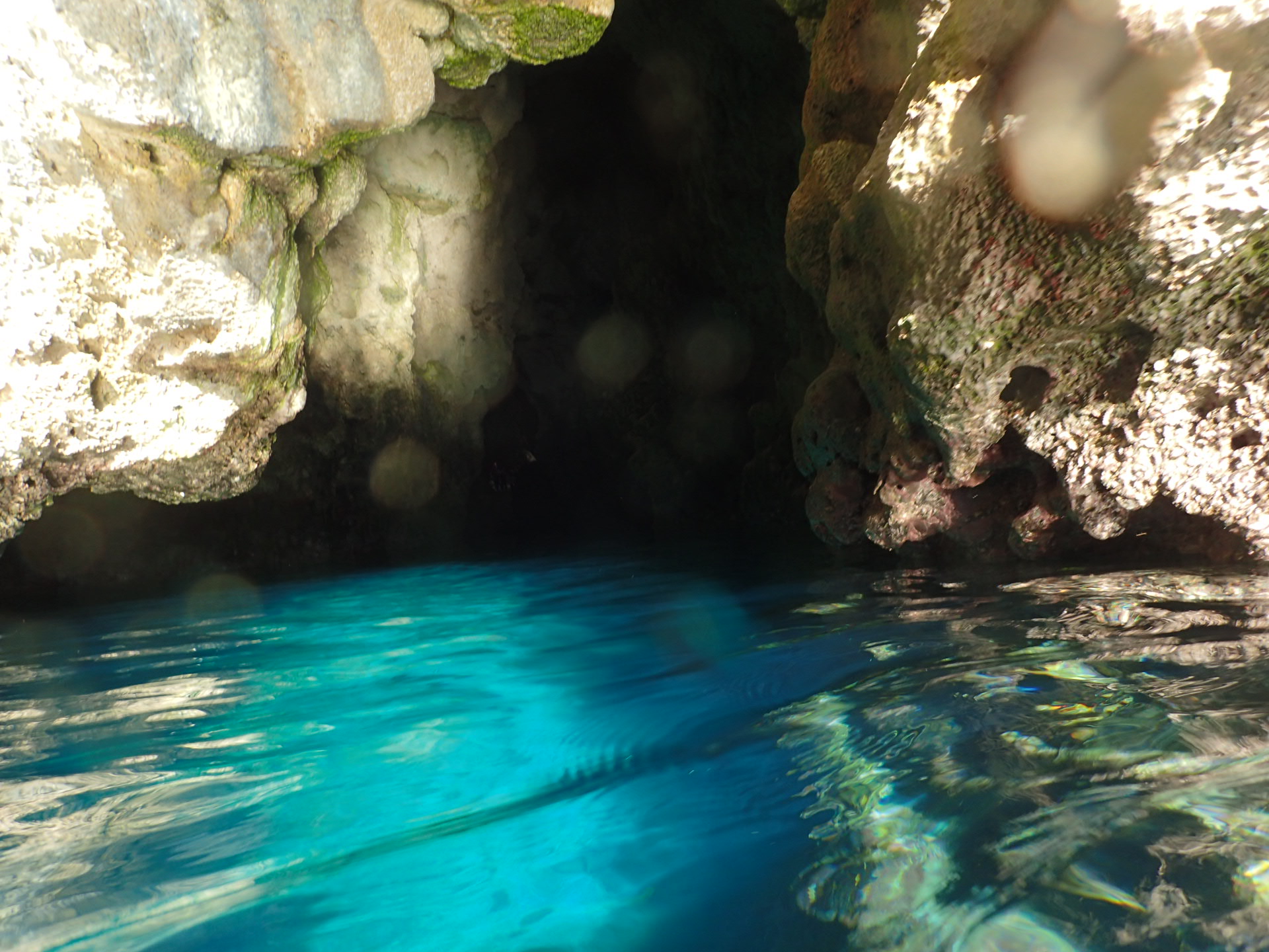 沖縄の青の洞窟は光を反射して綺麗な青色を見せる