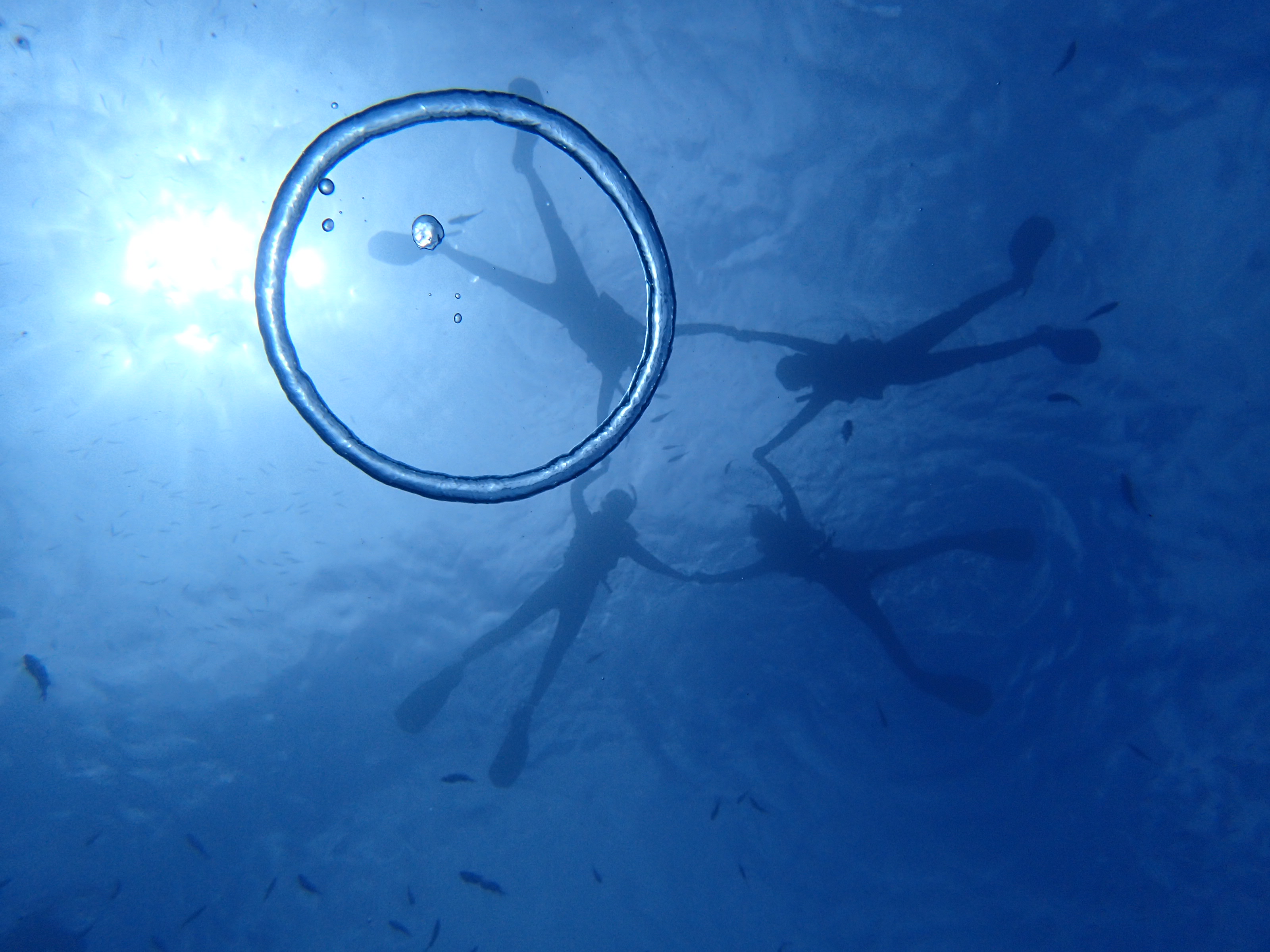 沖縄の青の洞窟の海の中で輪っかを作る