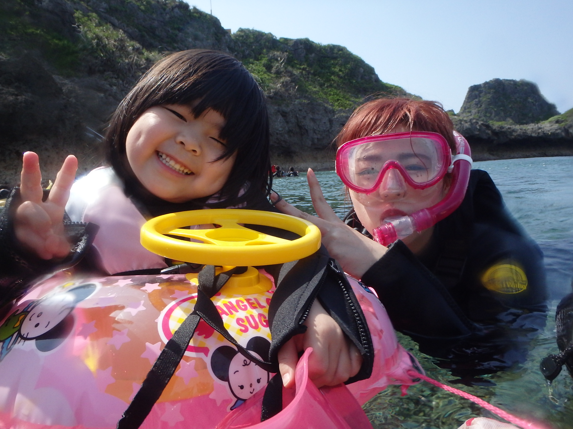 沖縄の青の洞窟でシュノーケリングツアーに参加する子ども