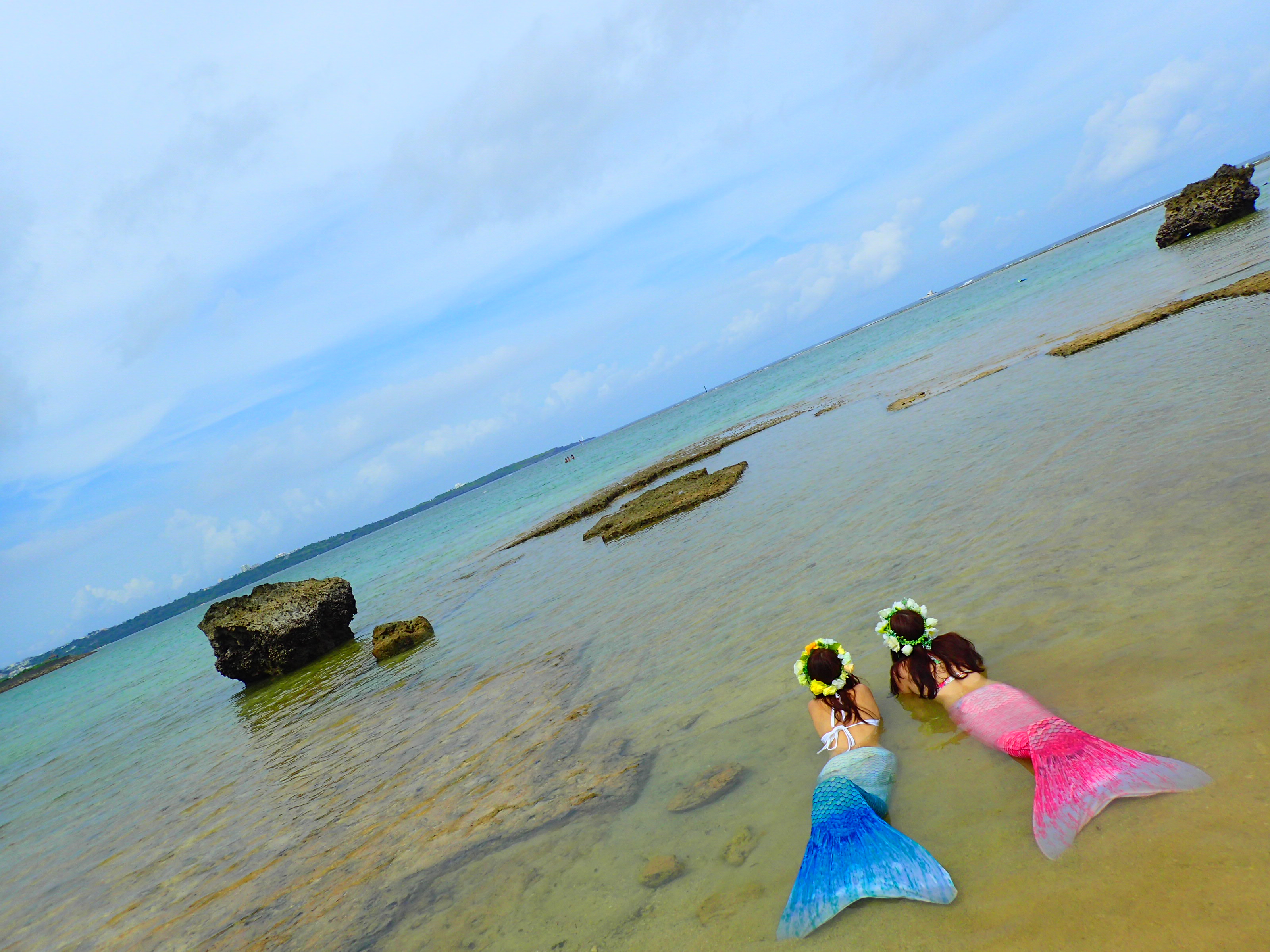 沖縄の真栄田岬の海で人魚姫体験