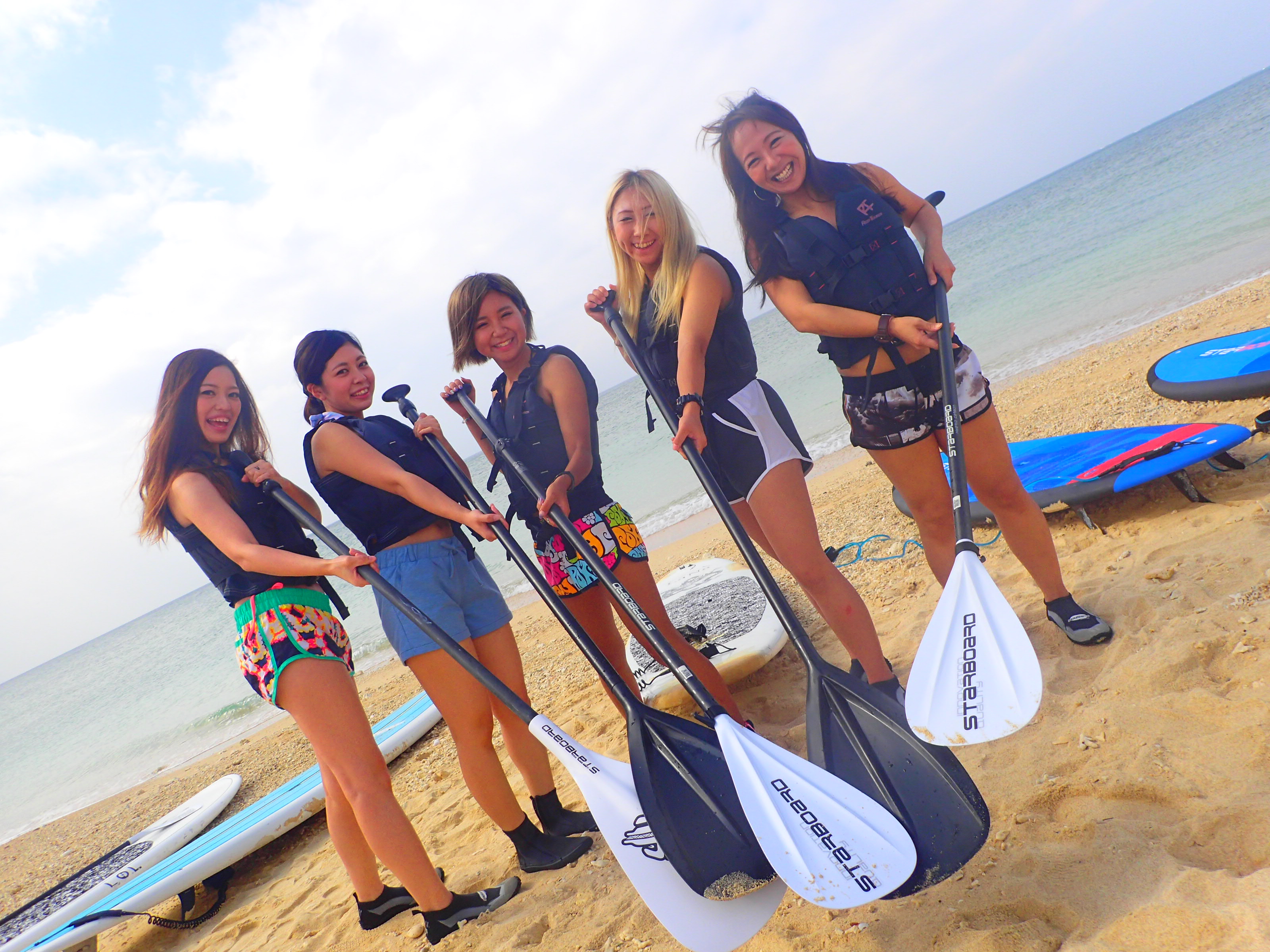沖縄の読谷村のビーチで友達とSUPツアーに参加する