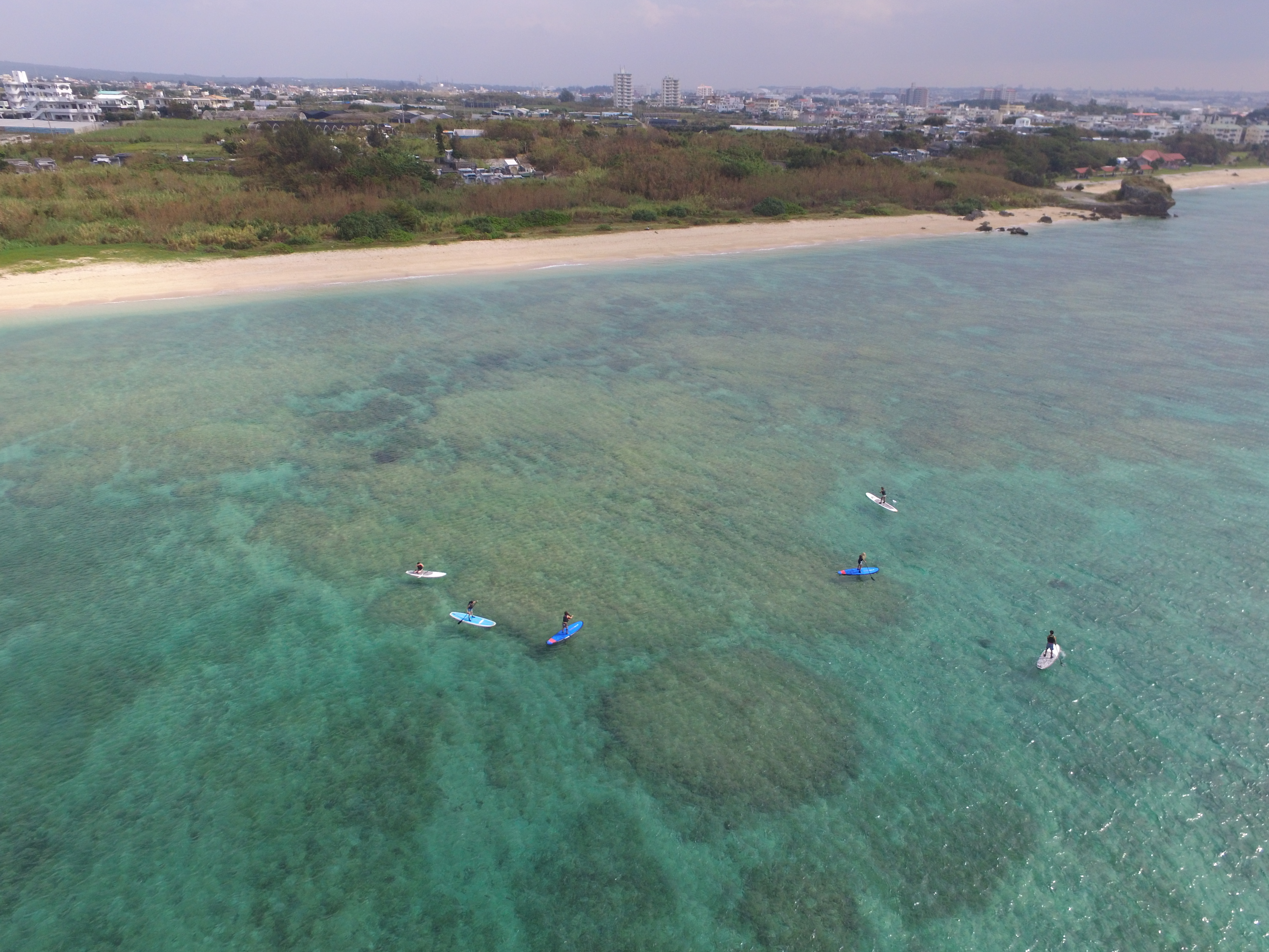沖縄の読谷村の海でSUPをする人たち