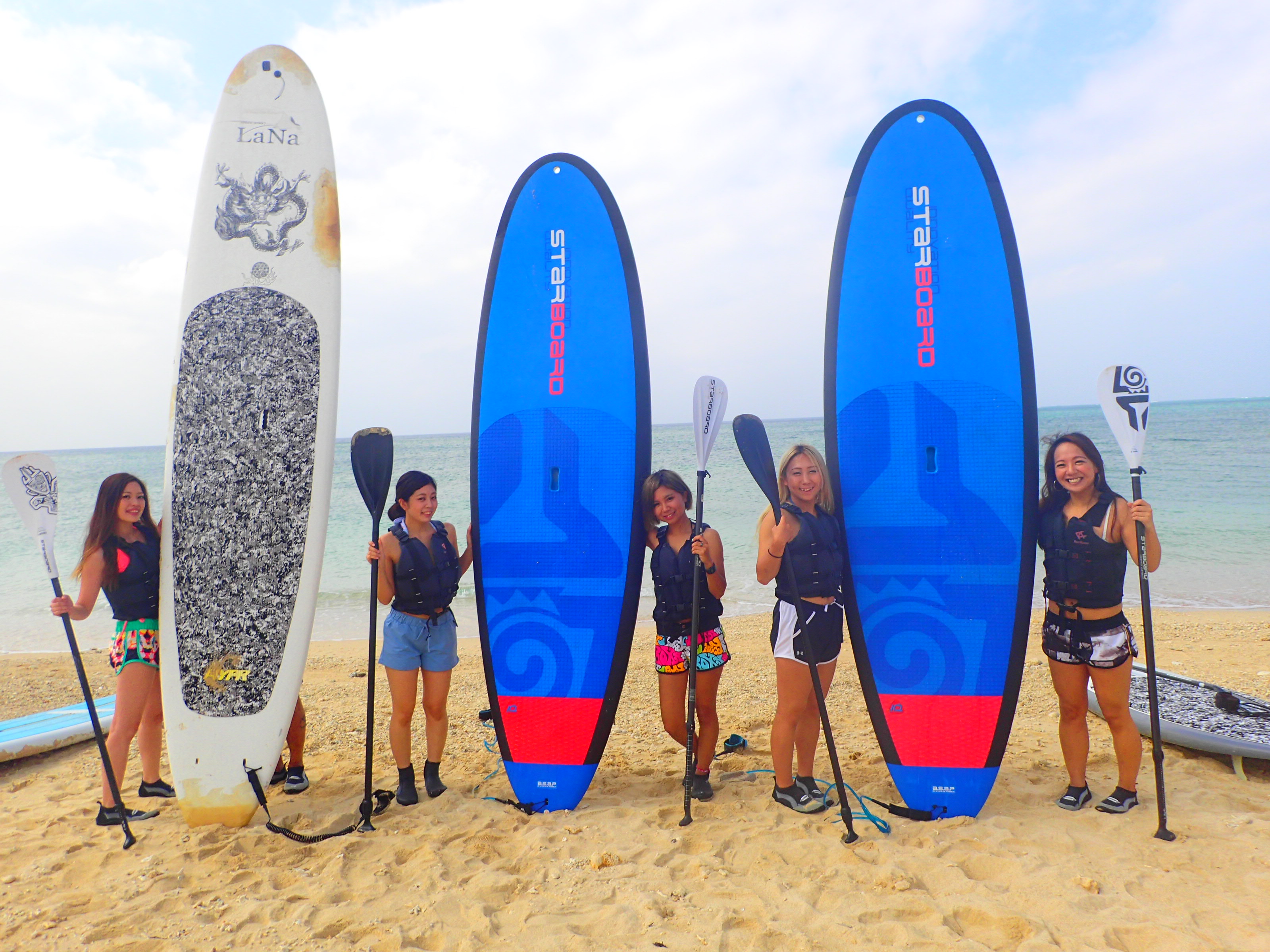 沖縄の読谷村のビーチで友達とSUPツアーに参加する