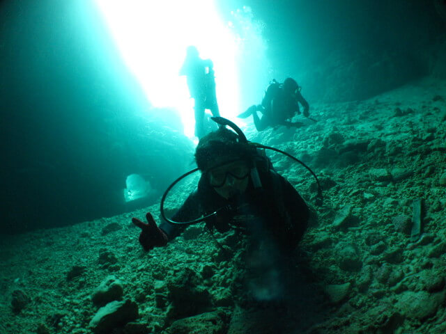 沖縄の青の洞窟で体験ダイビング