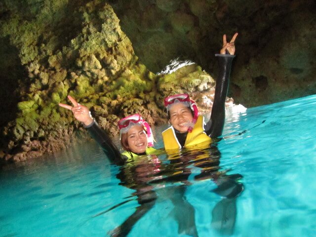 沖縄の青の洞窟で友達とシュノーケリング