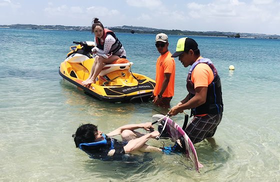 沖縄の海でウェイクボードのレクチャーを受ける