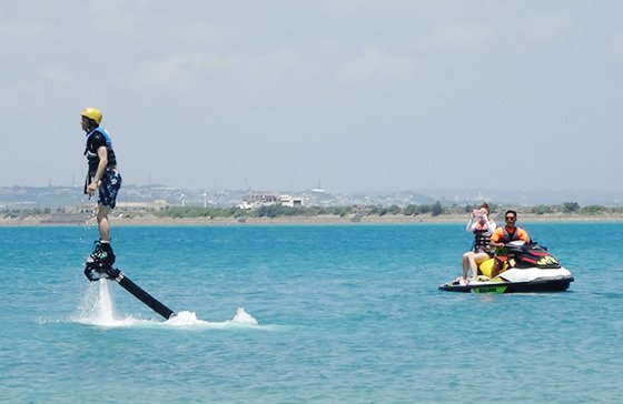 沖縄の海でフライボードに挑戦