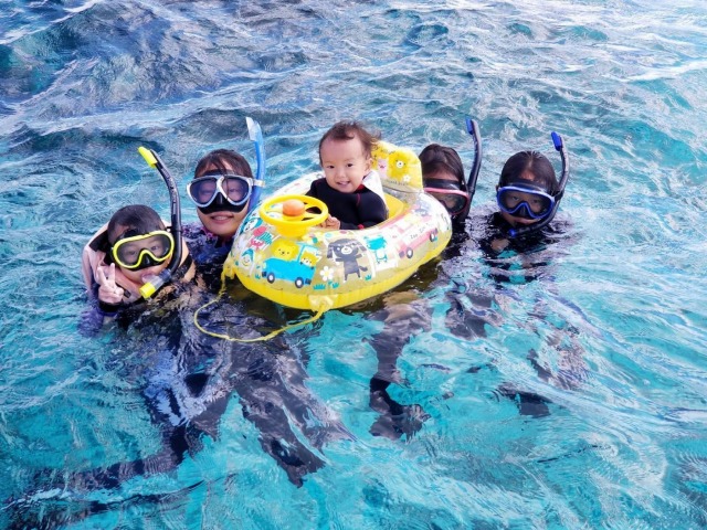 家族みんなで小浜島の海をシュノーケリング