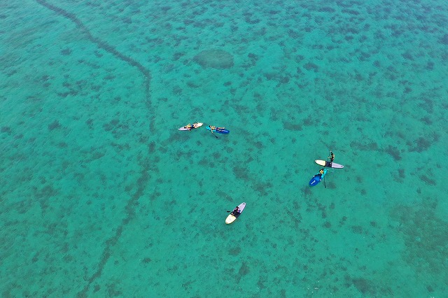 小浜島の上空からSUPする人を空撮