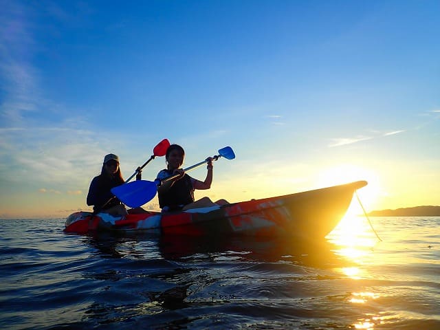 カップルで夕日を見ながらカヌー体験
