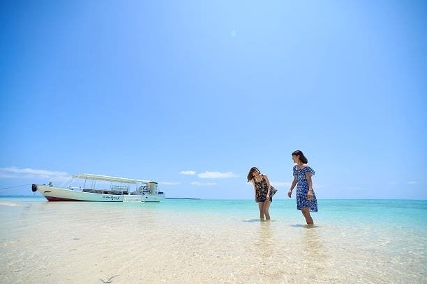 幻の島上陸する女性たち