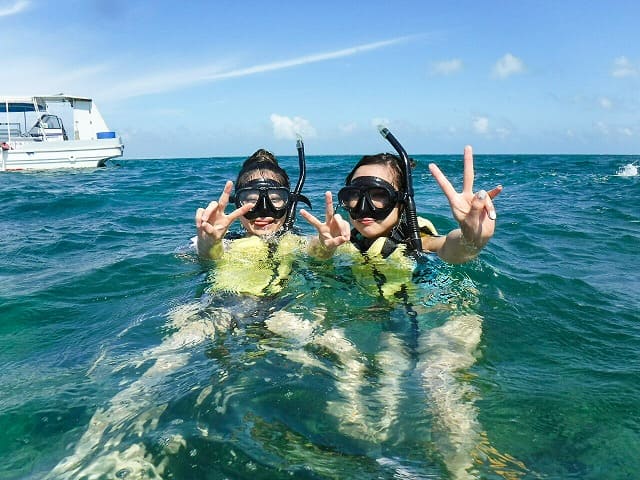 南国の海の上に浮かぶ女性