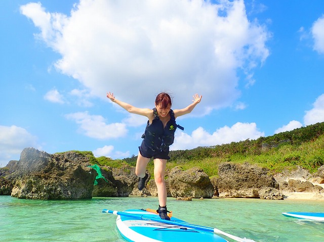 宮古島のＳＵＰ体験ツアーに参加する女性