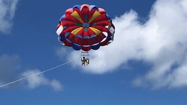 青い空にパラセーリング