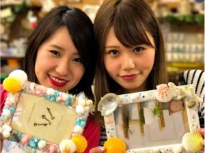 クラフト体験の作品と一緒に記念撮影