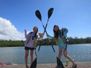 海の河口でスタート準備をする女性たち