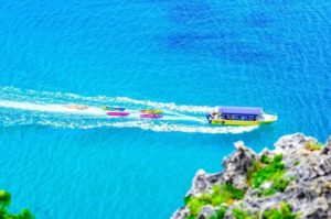 宮古島の海に浮かぶグラスボート
