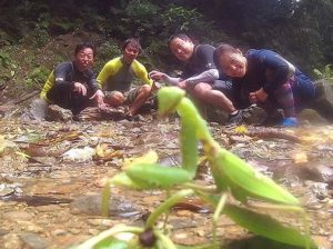 亜熱帯動物を観察する参加者