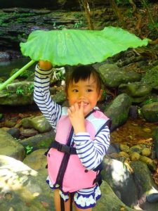 トトロの葉を携える小さな女の子