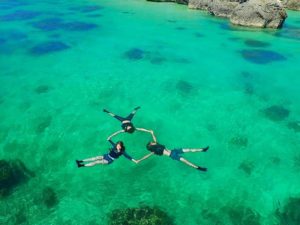 浮かんで見える宮古島の海