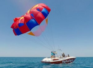 宮古島の海でのパラセーリング