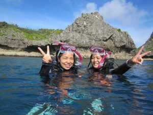 沖縄の透明度抜群の海でシュノーケリング体験
