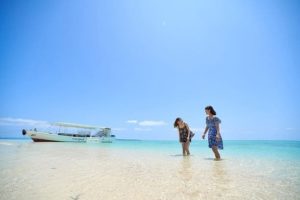 石垣島の幻の島浜島へ上陸する女性