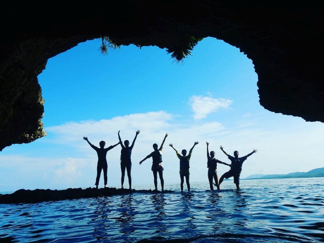 幻想的な光景を味わえる石垣島の青の洞窟