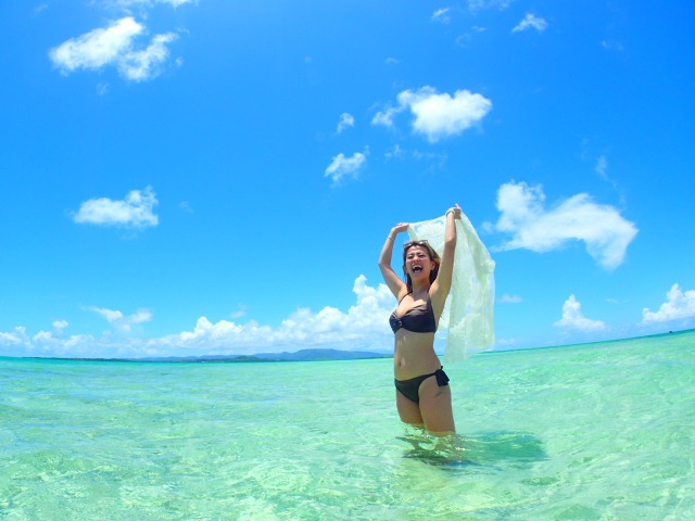 幻の島で海水浴をする女性