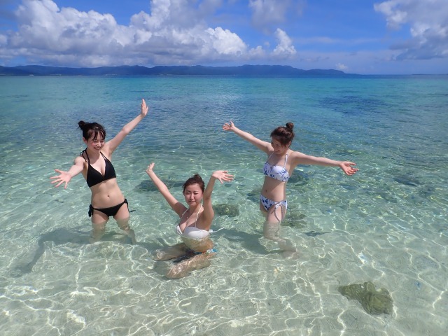 石垣島の海でぷかぷかと浮かぶ女性