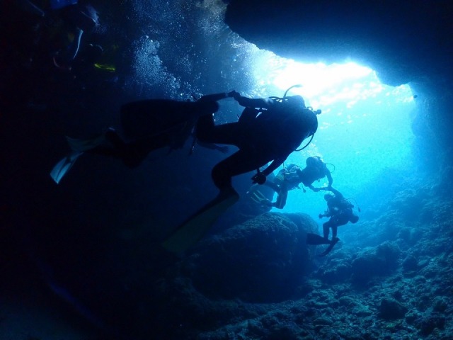 沖縄の海底からの幻想的な光景