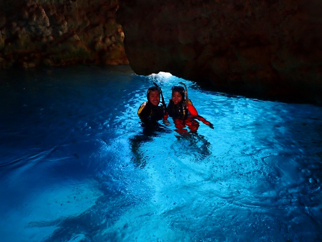 青の洞窟をバックに体験ダイビング中に撮影