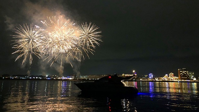 沖縄の夜を貸し切り船で体験