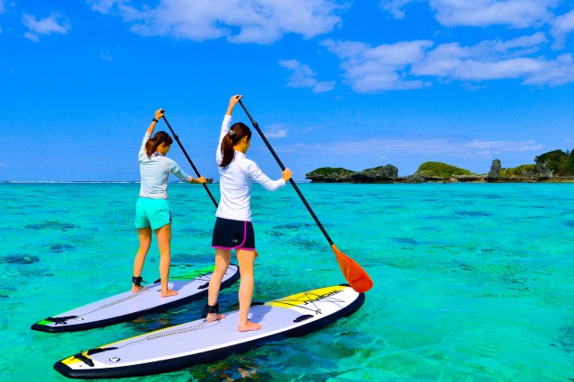 女子旅で海でのSUPクルージング