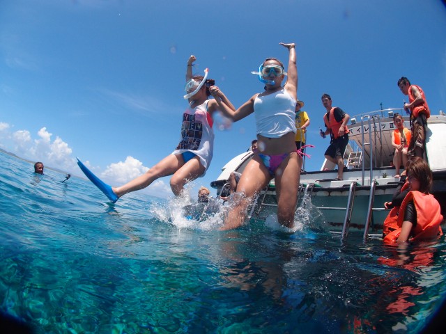 ケラマの海にダイブする女性