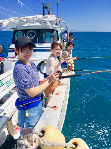 女子旅で釣りをする人