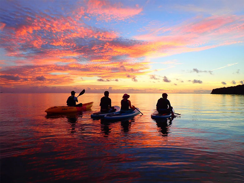 A spectacular view of the sunset! Walking on the water by SUP/canoe