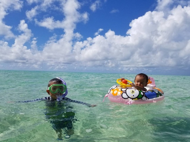 浜島周辺でのシュノーケルを楽しむ子供