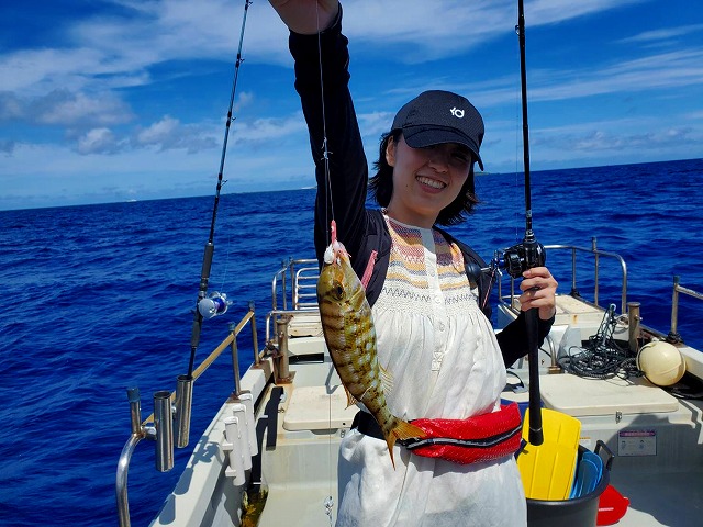 西表島の釣りツアーで釣った女性