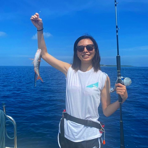 リゾートフィッシングで魚を釣る女性