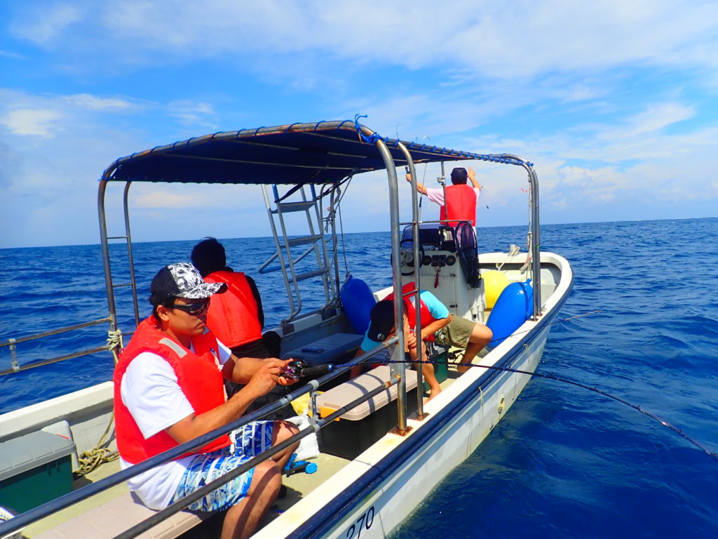 西表島の釣りツアーに参加する人たち