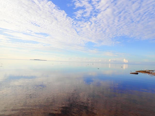 海面が鏡のように映る西表島の凪の日の海