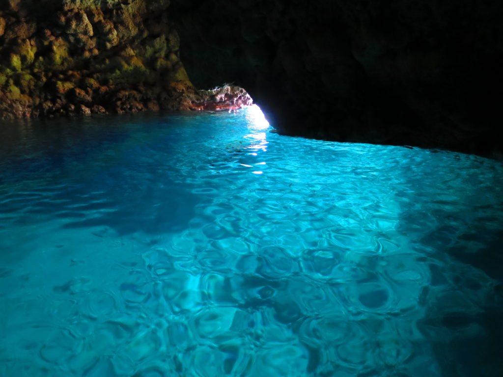 沖縄の秘境地にある青の洞窟