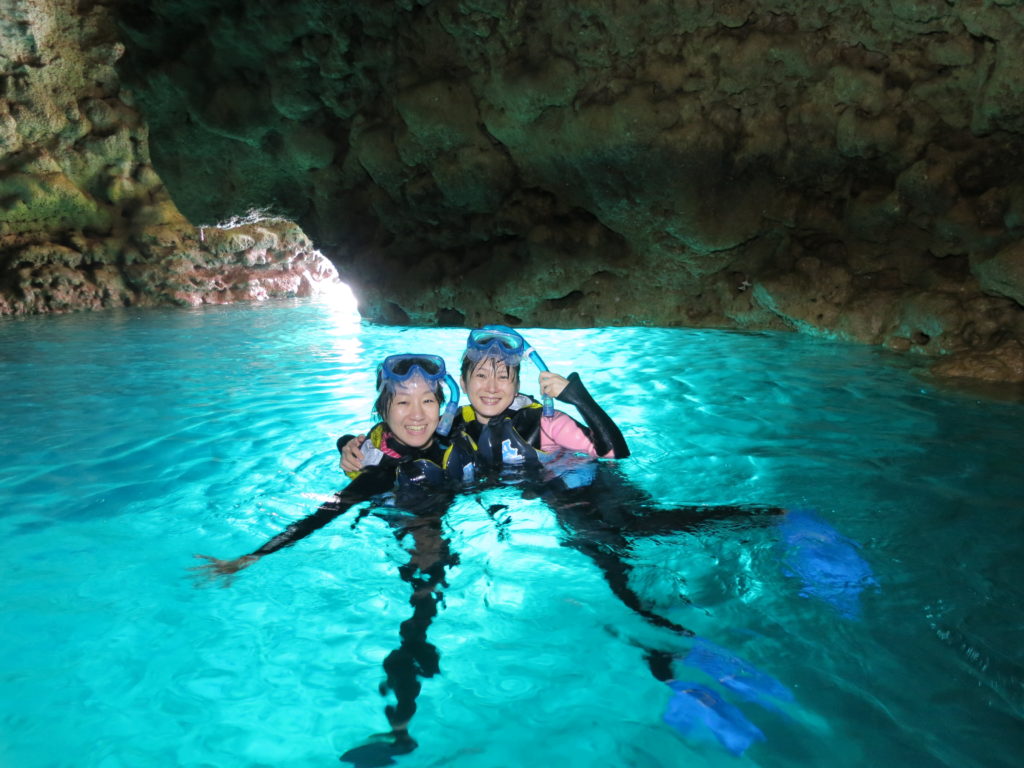 沖縄の青の洞窟でシュノーケリングを友達と楽しむ