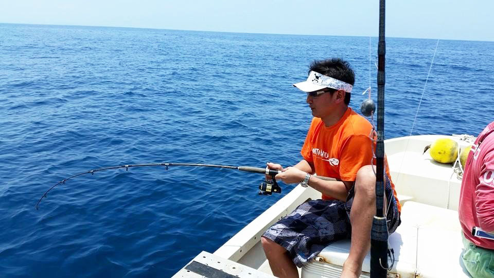 沖縄で釣りを楽しむ男性