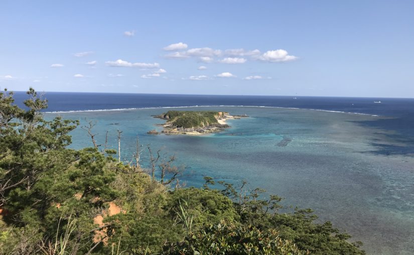 沖縄の無人島にシーカヤックで向かう