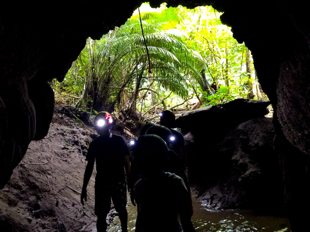 団体旅行で西表島鍾乳洞探検