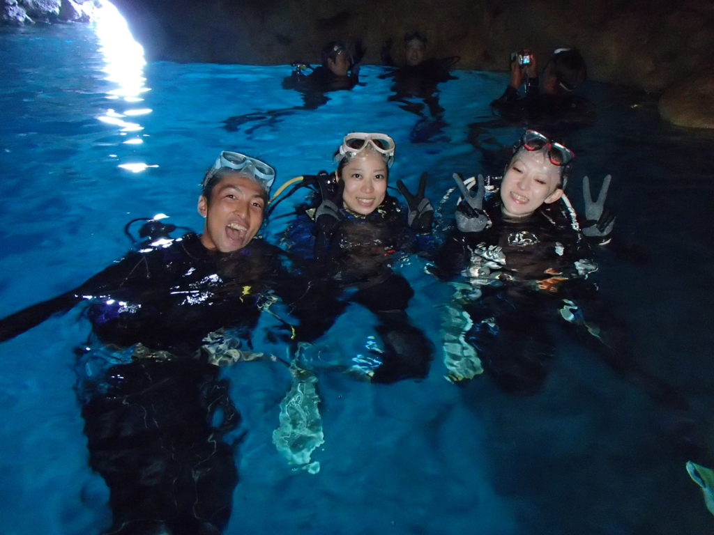 沖縄の青の洞窟で体験ダイビングツアーに参加する